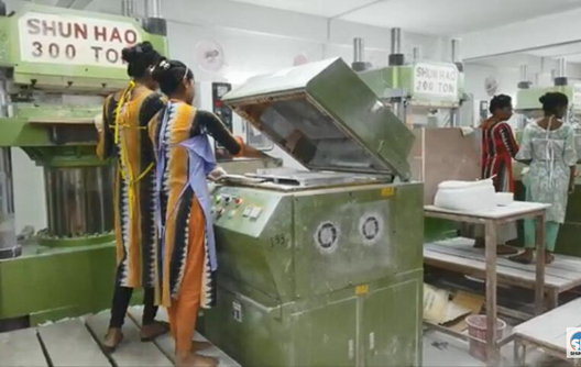 Processamento de colher de melamina por máquina automática de prensagem de melamina
    