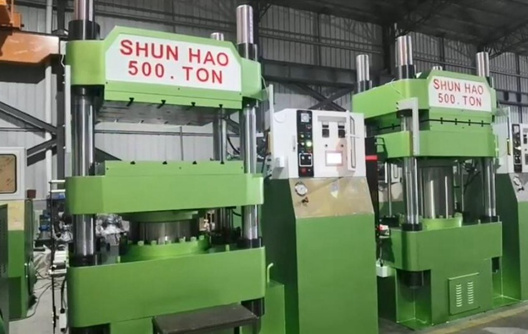 Teste de máquina de prensa hidráulica de 500 toneladas
    