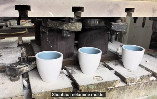 Produção de talheres de melamina de 2 cores da fábrica Shunhao
    